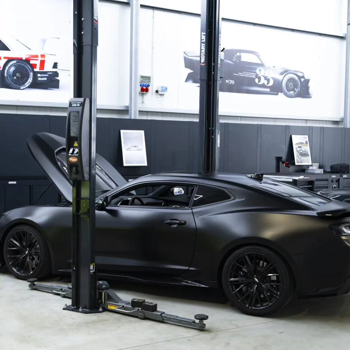 Camaro ZL1 seitlich mit geöffneter Motorhaube vor den Motorsport-Bildern