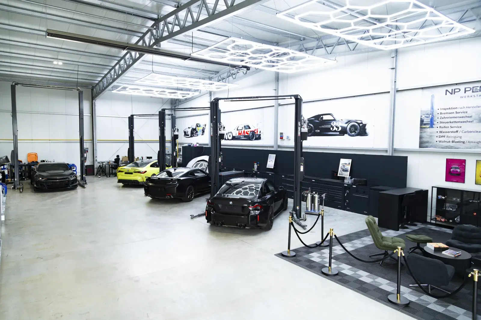 Werkstatt-Totale von NP Performance in Erkheim bei Memmingen mit Sportwagen auf Hebebühnen