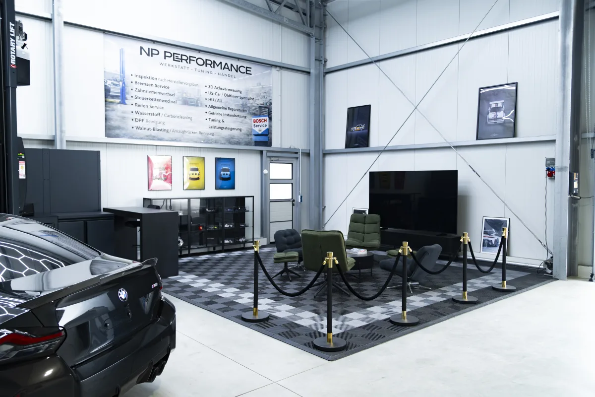 Wartebereich mit Sitzgruppe, NP-Performance-Banner und Bosch-Car-Service-Logo