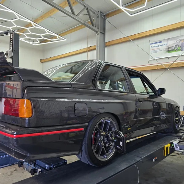 Tiefergelegter BMW M3 E30 mit Carbonflügel auf der Vermessungsbühne