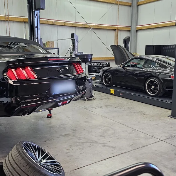 Ford Mustang Cabrio und Porsche 911 nebeneinander auf den Vermessungsbühnen