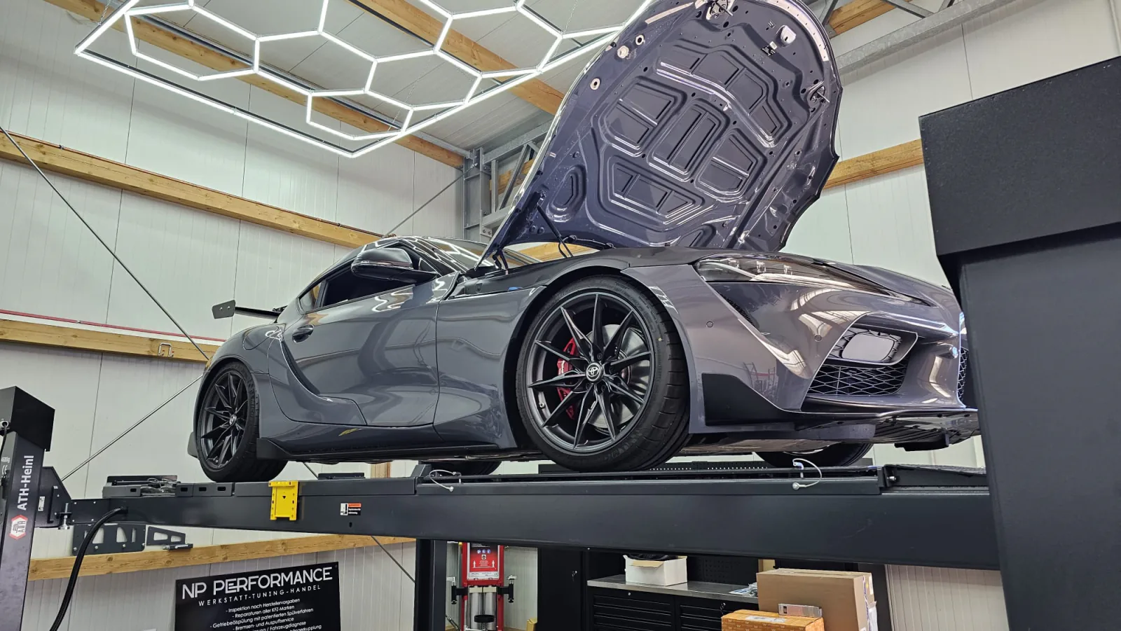 Toyota GR Supra mit geöffneter Haube auf der 3D-Vermessungsbühne bei NP Performance