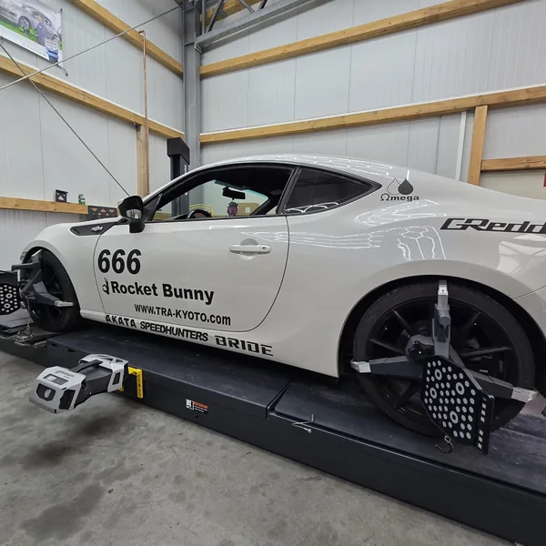 Toyota GT86 mit Rocket-Bunny-Breitbau bei der Achsvermessung