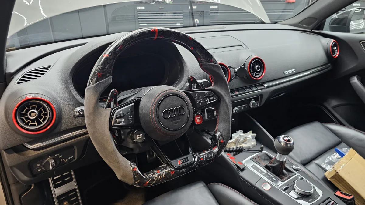 Cockpit eines Audi RS3 mit verbautem Carbon-Alcantara-Lenkrad