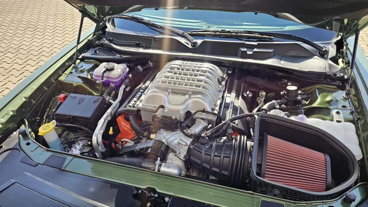 Kompressor-V8 im Motorraum eines Dodge Challenger Hellcat