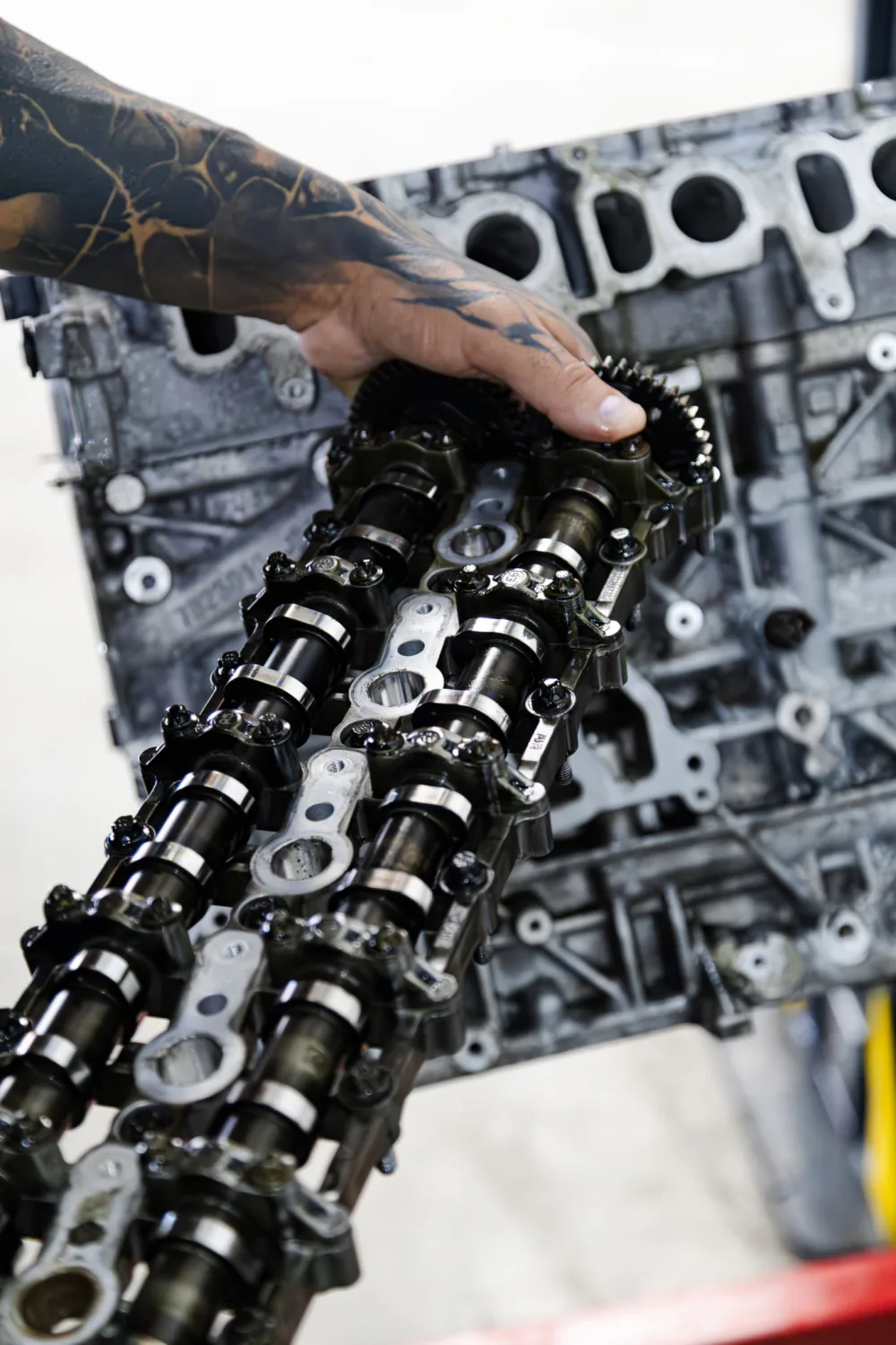 Nockenwellenmodul über dem geöffneten Zylinderkopf bei der Motorinstandsetzung