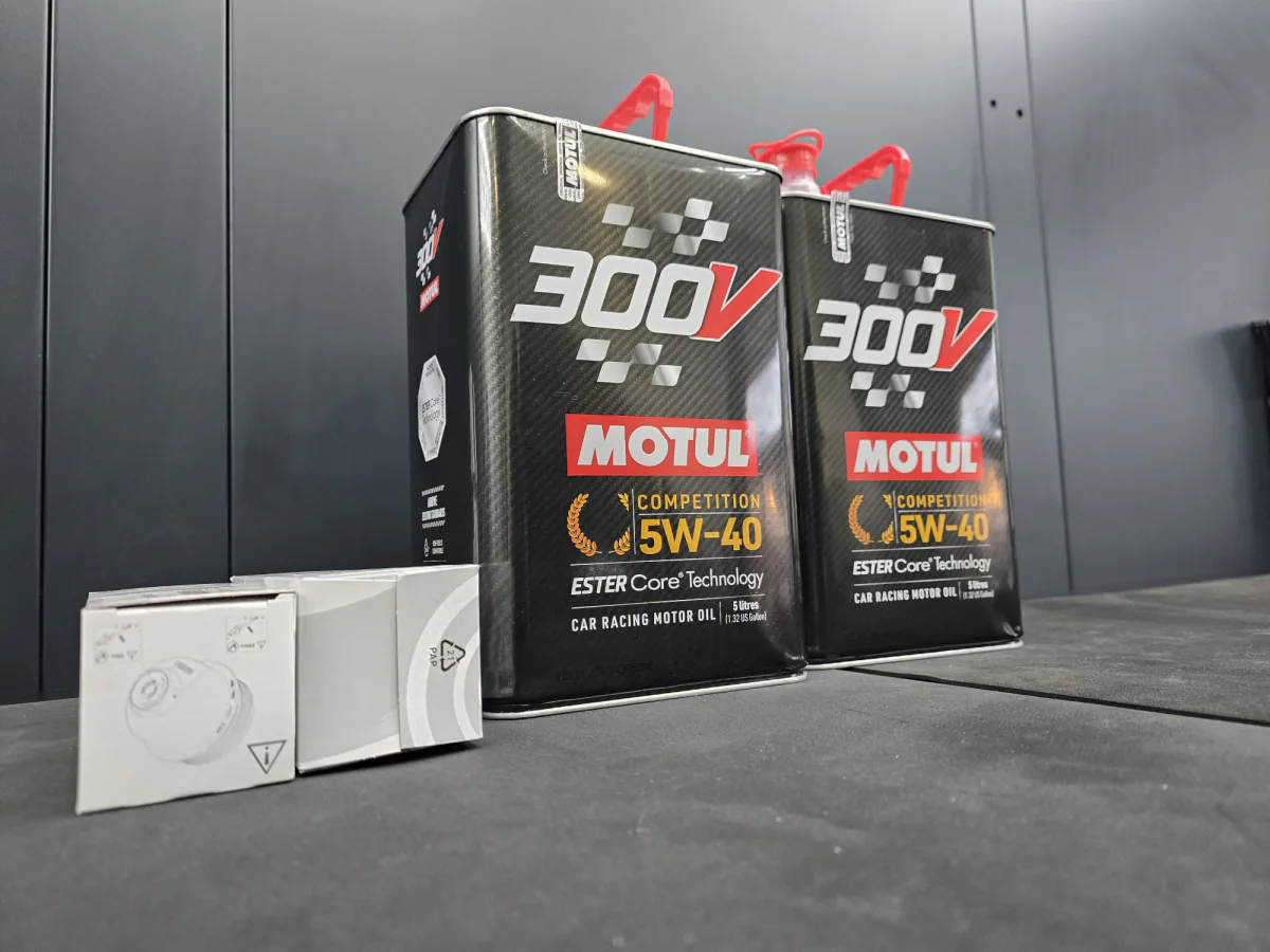 Motul 300V 5W-40 Motoröl mit passendem Ölfilter für den Ölservice bereitgestellt