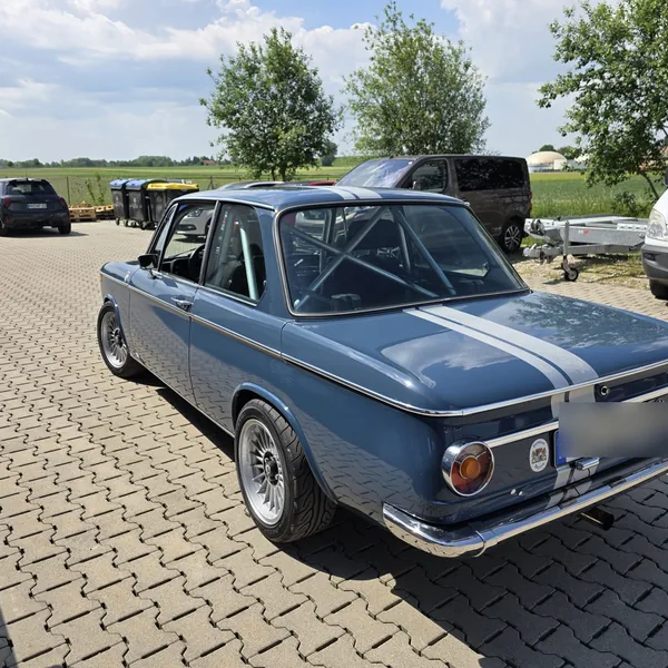 BMW 2002 mit Überrollkäfig und Rennstreifen in der Heckansicht