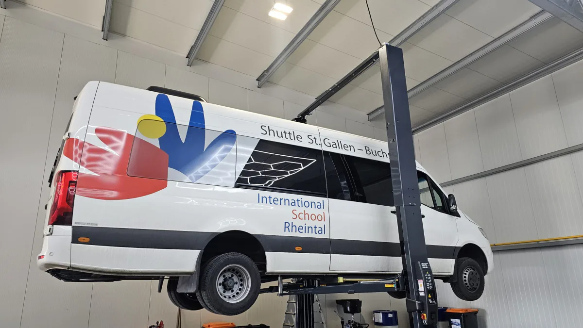 Mercedes Sprinter als Schul-Shuttle auf der Hebebühne, Räder frei zugänglich